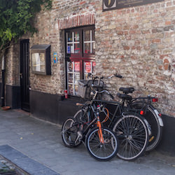 Des vélos sont posés contre le mur de la maison